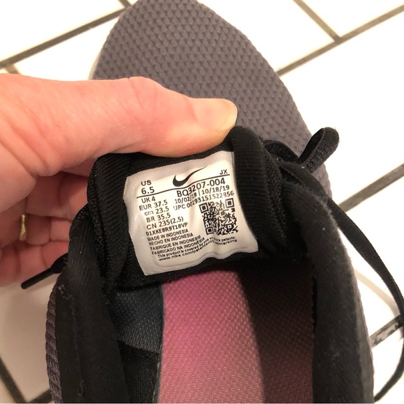 Women’s 6.5 Nike Tennis Shoes Black & Pink - Picture 3 of 5